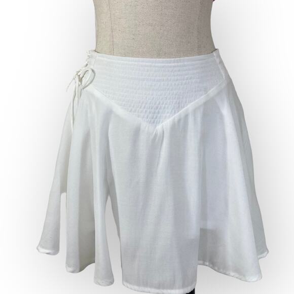 Hot & Delicious Pants - White full short skirt/skort, ladies medium quilted front yoke side tie mini